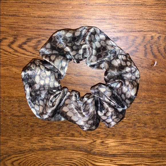 A’s Creations Accessories - 𝐒𝐢𝐥𝐯𝐞𝐫 𝐒𝐧𝐚𝐤𝐞𝐬𝐤𝐢𝐧 𝐒𝐜𝐫𝐮𝐧𝐜𝐡𝐢𝐞